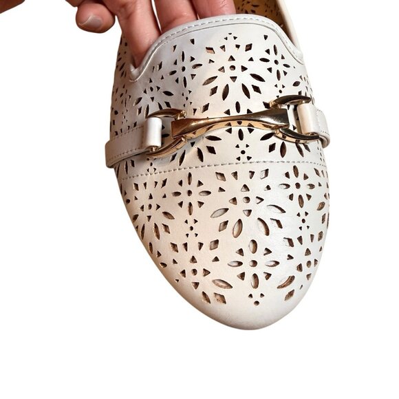 Report Women's Flats Cutouts Gold Buckle Gold Trim Heels Whte.  Size 11 - Picture 2 of 5